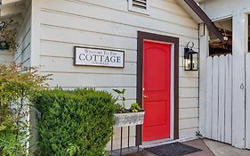 Cinnamon Bear Creekside Inn